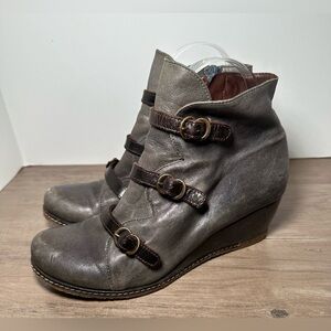 Eric Michael Women's Gray W/ Brown Buckle Accent Almond Toe Wedge Booties sz 38.